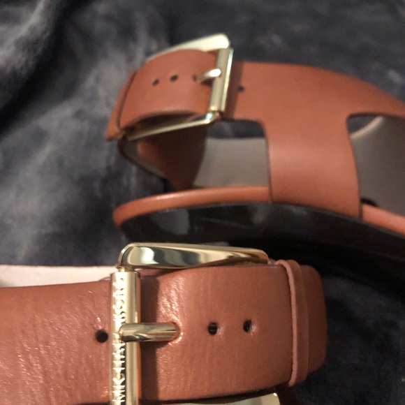 Michael Kors tan Leather heels supportive straps gold buckles offer good support - Picture 7 of 13